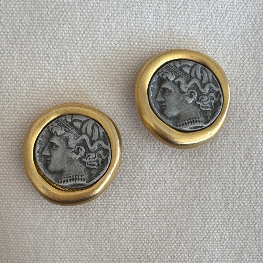 Vintage Carlisle Coin-Style Gold Tone Clip-On Earrings - Picture 3 of 5